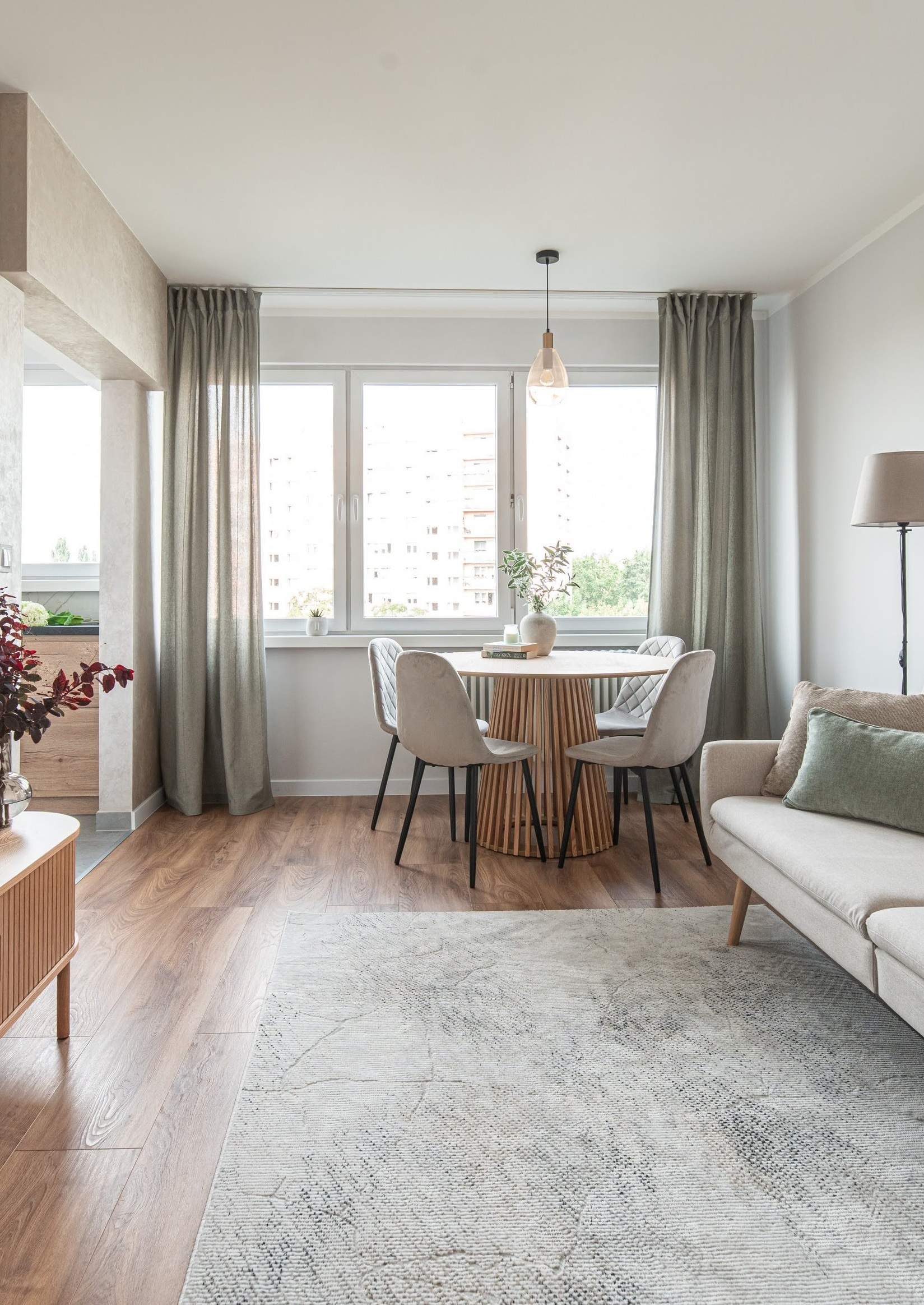 Home staging Szczecin przed i po – salon mieszkania po profesjonalnym home stagingu
