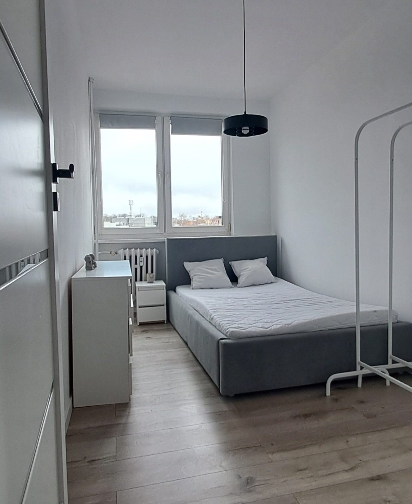 Home staging Szczecin przed i po – sypialnia mieszkania przed przygotowaniem do wynajmu